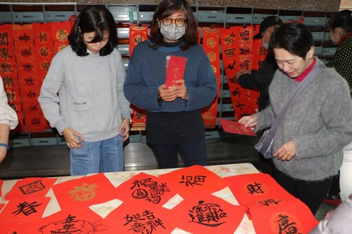 首都銀髮俱樂部先修班成果展 學員寫春聯紅包袋 住戶搶著要