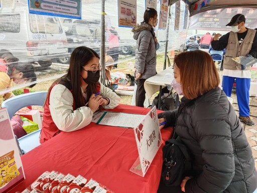 台南就業攜手眷村年貨大街 首日就業徵才市集喜洋洋登場人潮鼎沸