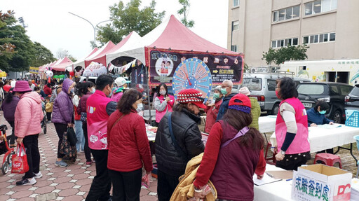 台南就業攜手眷村年貨大街 首日就業徵才市集喜洋洋登場人潮鼎沸