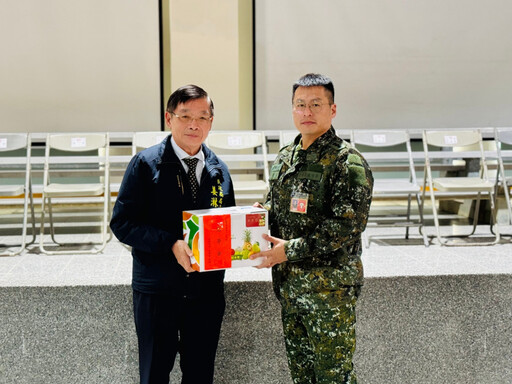 南市府春節前率團赴陸軍南區測考中心勞軍 軍人服務站陪同