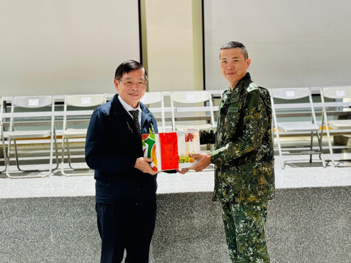 南市府春節前率團赴陸軍南區測考中心勞軍 軍人服務站陪同