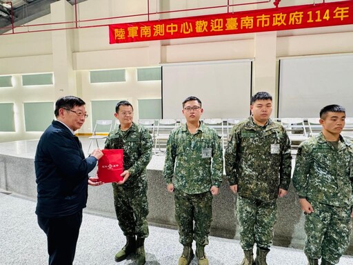 南市府春節前率團赴陸軍南區測考中心勞軍 軍人服務站陪同