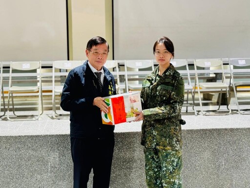 南市府春節前率團赴陸軍南區測考中心勞軍 軍人服務站陪同