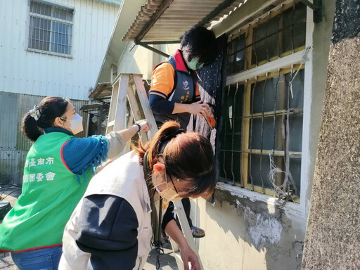 臺南榮欣志工攜手救國團助榮民爺爺清淨家園 圍爐慶生過好年