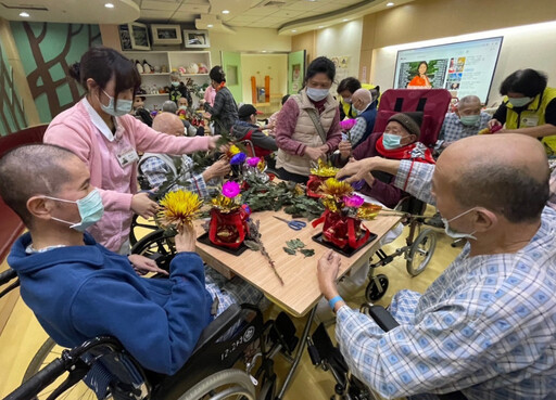 高榮南院護理之家辦花藝迎春 住民迎蛇年展笑顏