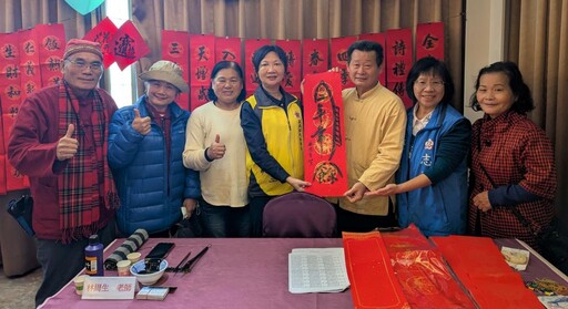 嘉義榮服處喜迎新年 書法名家揮毫春聯贈榮民眷