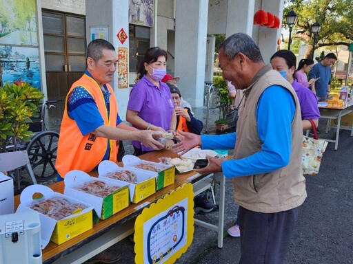 屏東榮家辦年節小市集 住民長輩開心採購迎新春