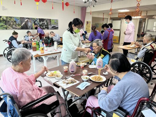 灣橋榮院護理之家溫馨年味 春節前與榮民眷住民長輩熱鬧賀歲