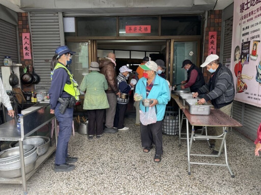 南警送上春節祝福暖心長者 溫馨過小龍年