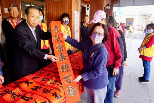 台中萬和宮送春聯 鄉親歡喜排隊挑選感受年味