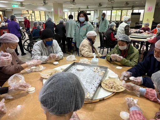 白河榮家辦包水餃活動 住民長輩歡喜迎小龍年