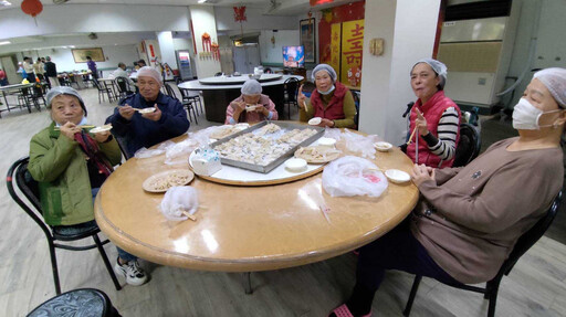 白河榮家辦包水餃活動 住民長輩歡喜迎小龍年