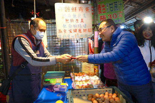 侯市長蒞臨板橋新埔攤集區拜早年 現場發放福袋紅包 祝福新北市民攏賺錢！