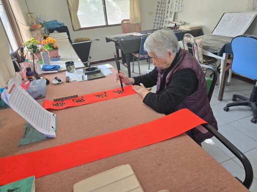 96歲白河榮家住民高瑞芳揮毫寫春聯 增添小龍年喜慶