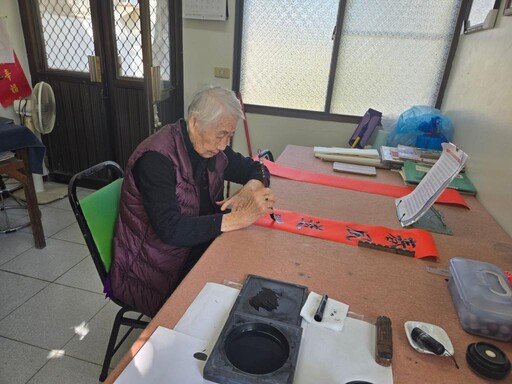 96歲白河榮家住民高瑞芳揮毫寫春聯 增添小龍年喜慶