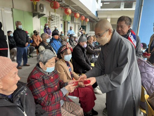 花蓮榮家住民善結好緣 大年初一慈濟發放福慧紅包