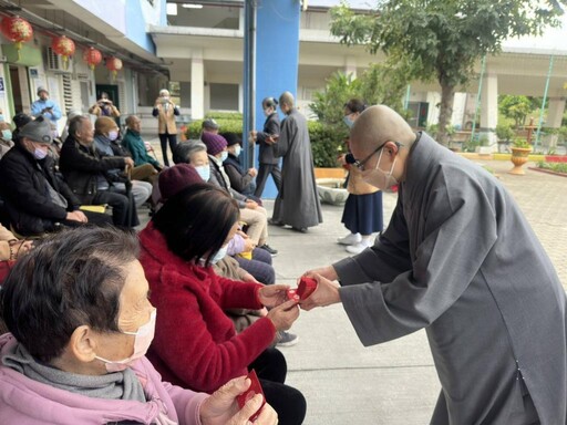 花蓮榮家住民善結好緣 大年初一慈濟發放福慧紅包