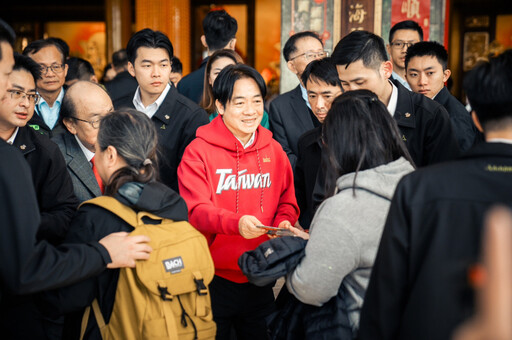 總統賴清德赴香山財神廟發紅包 總召柯建銘：同時見證竹市罷免行動進展