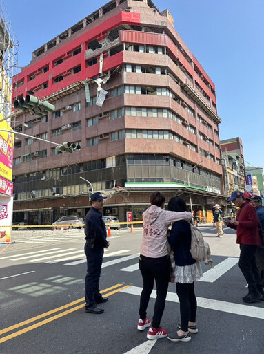 立法委員陳亭妃關心來亞大樓安全 隨即到場提醒居民防範餘震不斷