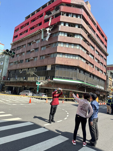 立法委員陳亭妃關心來亞大樓安全 隨即到場提醒居民防範餘震不斷