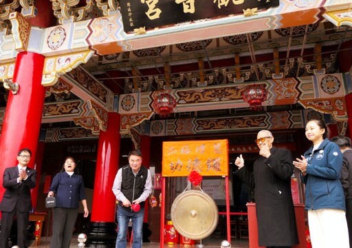 祥蛇獻瑞、福蛇迎春 苗栗縣長鍾東錦前往頭份觀音宮參香揮毫發放福袋