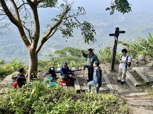 為提升雞籠山登山步道休憩設施品質，南市議會邀集林保署及市府相關單位共同現勘