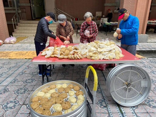 愛心饅頭哥哥姐姐前進榮家 延續新春善心祝福