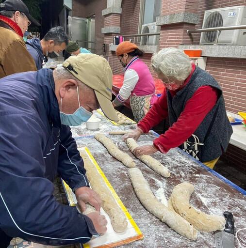 愛心饅頭哥哥姐姐前進榮家 延續新春善心祝福