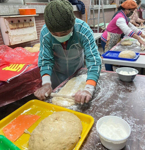 愛心饅頭哥哥姐姐前進榮家 延續新春善心祝福