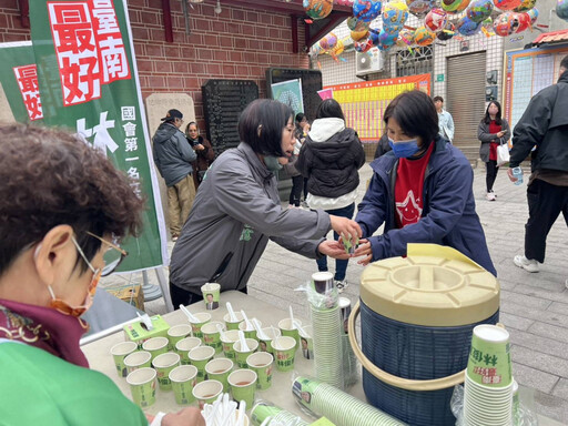 立委林俊憲邀鄉親慶元宵，普濟殿前分送萬顆熱湯圓