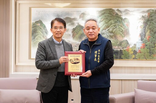 泰山農會將盈餘回饋在地 捐贈新北市復康巴士