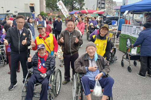 花蓮榮家辦溫馨夜市活動 老兵爺爺住民樂開懷