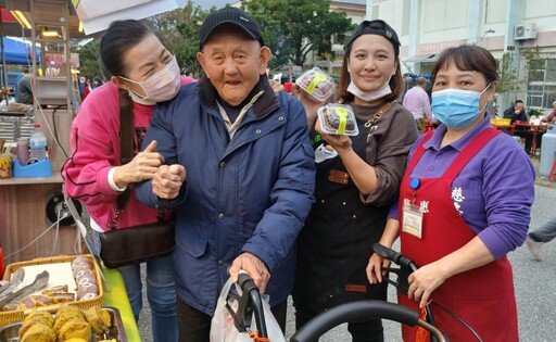 花蓮榮家辦溫馨夜市活動 老兵爺爺住民樂開懷