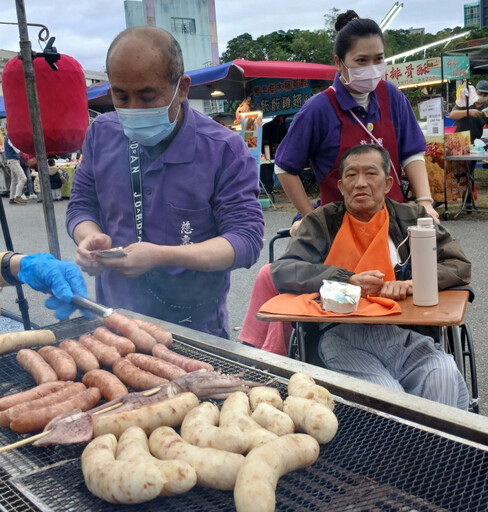 花蓮榮家辦溫馨夜市活動 老兵爺爺住民樂開懷