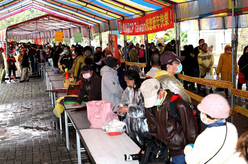 紫南宮吃丁酒 春雨擋不住信眾排隊人潮