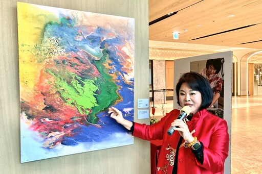 謝麗美「瞬間流2.0公益創作展」 竹北遠百展出歡迎認購百人創作流彩畫