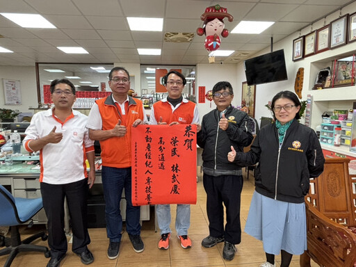 臺東榮服處祝賀榮民林武慶考取不動產經紀人