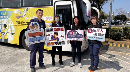 南警贈大型車駕駛平安小神衣 期共同守護市民交安