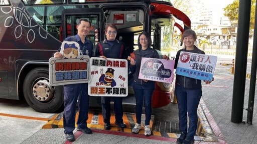 南警贈大型車駕駛平安小神衣 期共同守護市民交安