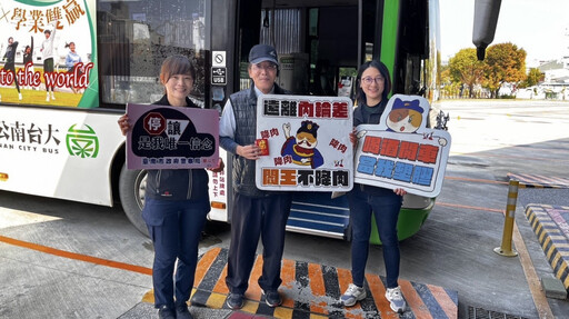 南警贈大型車駕駛平安小神衣 期共同守護市民交安