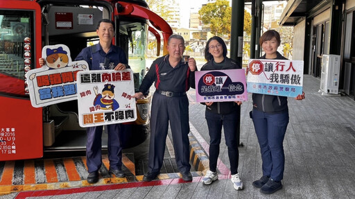 南警贈大型車駕駛平安小神衣 期共同守護市民交安