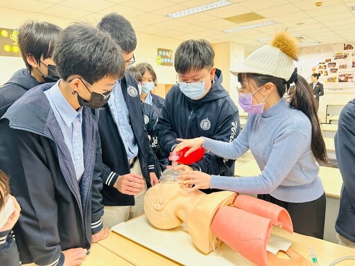 華中攜手輔大醫學院 一日醫生初體驗