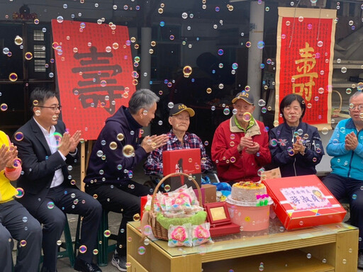 花蓮榮服處齊祝百歲剃頭師紀壽！榮民樓能橋笑看人生