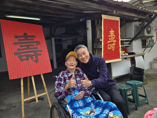 花蓮榮服處齊祝百歲剃頭師紀壽！榮民樓能橋笑看人生