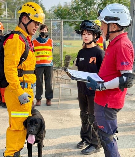 竹市搜救量能再精進! 消防局搜救犬赴參加IRO評量再獲認證肯定