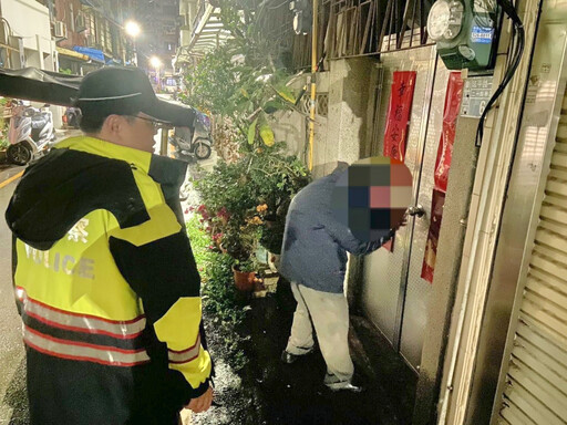 阿公找不到家!半夜徬徨站超商外 竹市暖警大雨中步行護送返家