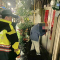 阿公找不到家!半夜徬徨站超商外 竹市暖警大雨中步行護送返家