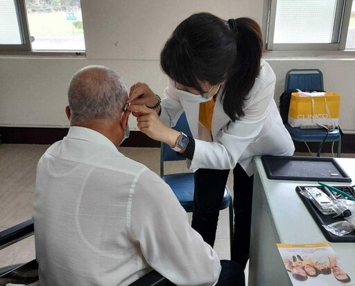 白河榮家協助住民維修保養助聽器 讓長輩溝通無煩惱