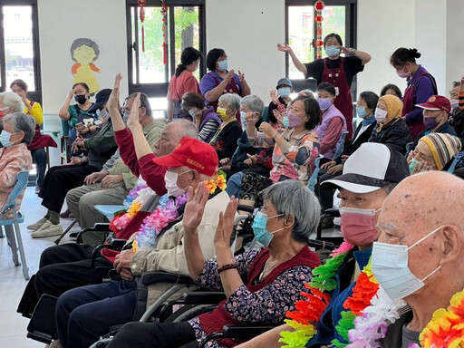 臺南榮家3月慶生會 社區大學樂團表演添新意