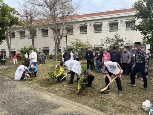 嘉南療養院植樹 院區綠樹成蔭環境優美兼具多功效益